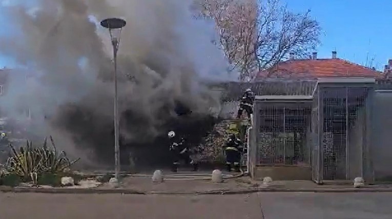 VIDEO Požar u Zadru, gorjelo smeće u napuštenim objektima