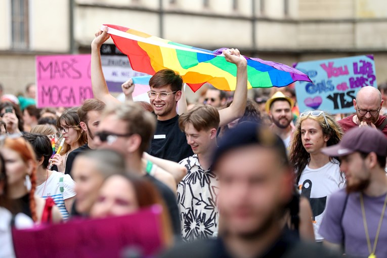 Trebaju li mladi učiti o Prideu u školama?