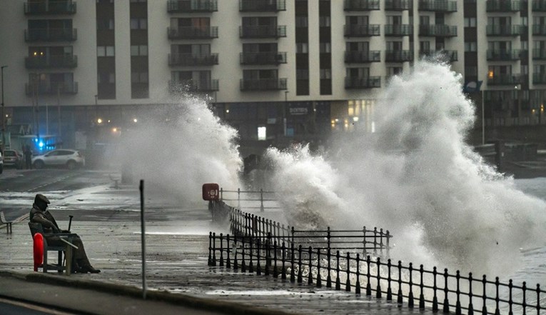 VIDEO Oluje pogodile Britaniju, Francusku i Dansku. Ulice poplavljene, ima mrtvih