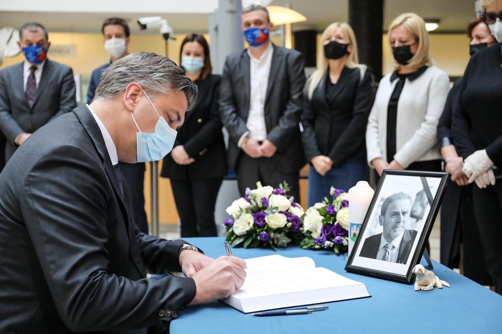 Građani, političari i javne osobe pisali u knjigu žalosti, evo što su rekli o Bandiću