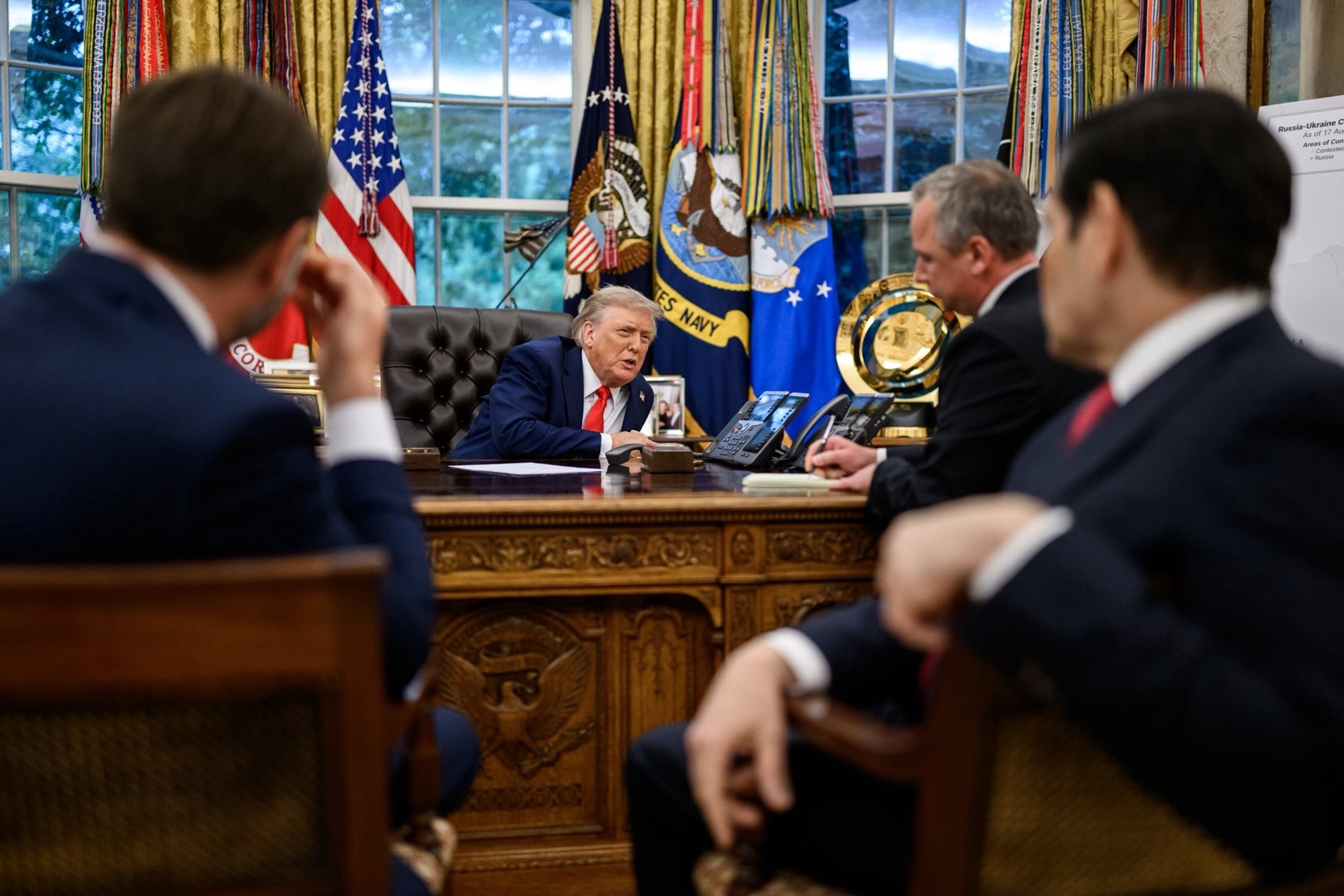 Bijela kuća objavila sliku: Trump upravo telefonom razgovara s Putinom