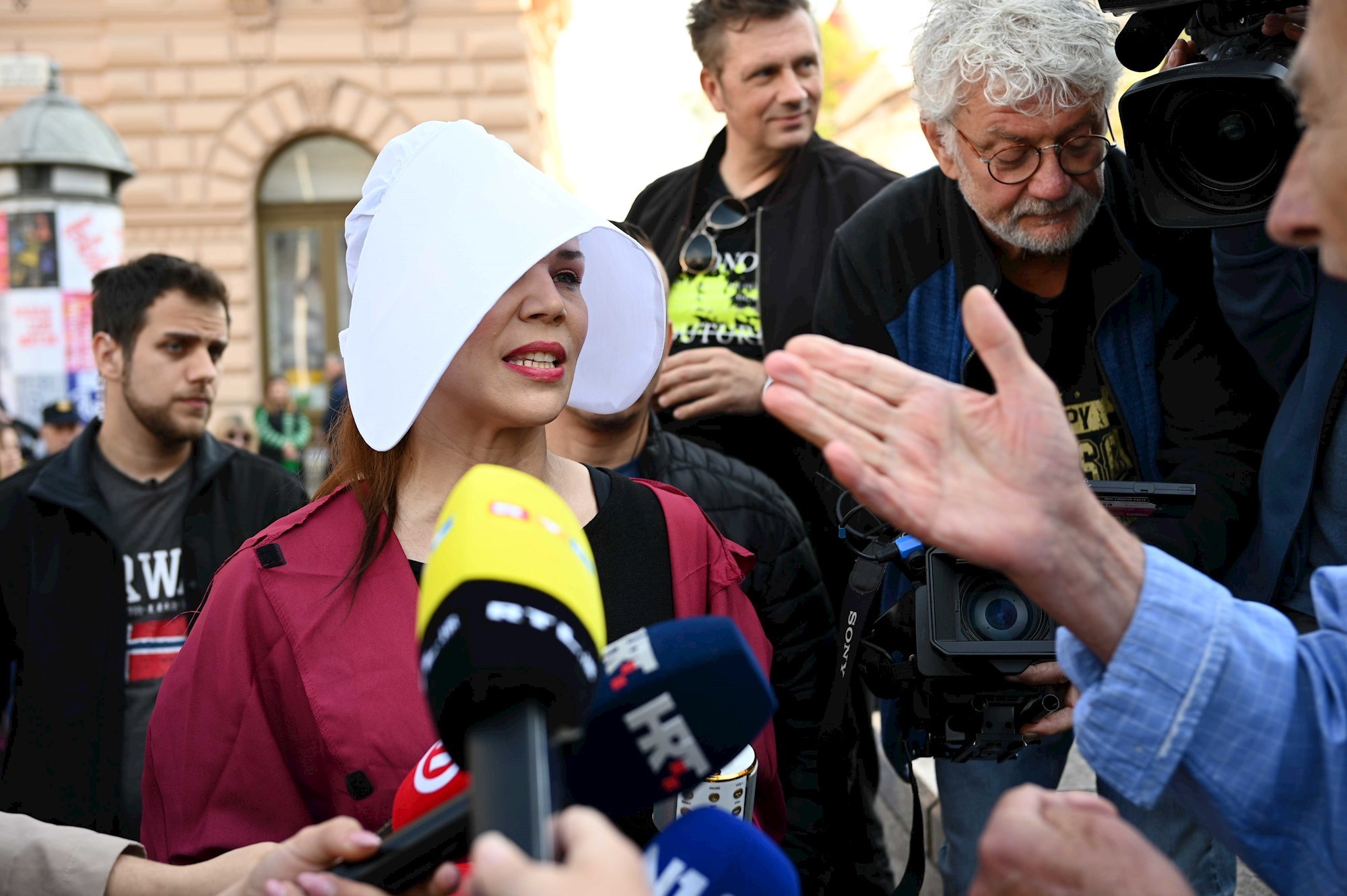 VIDEO Klečavci klečali u Zagrebu. Starac verbalno napao prosvjednicu: "Niste kršteni"