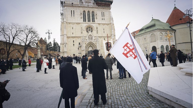 Batarelo predvodi procesiju u Zagrebu, nose relikvije svetaca. Pogledajte slike