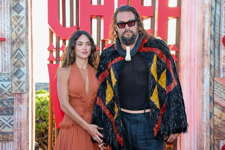 Jason Momoa s 12 godina mlađom djevojkom Adrijom snimljen na premijeri svoje serije