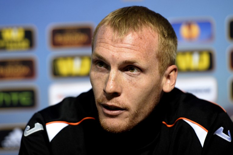 Bio je prvotimac Barcelone, zaradio je milijune. S 41 godinom radi u trgovini