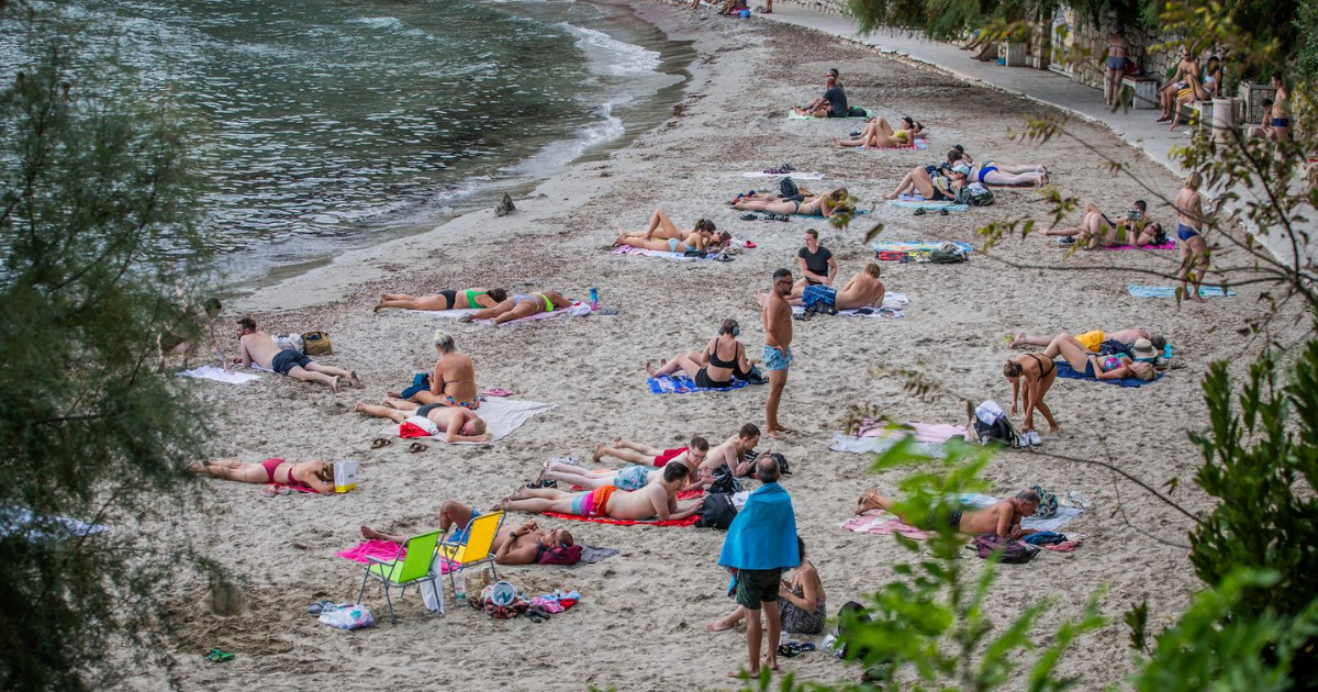 FOTO Kupanje, sunčanje i opuštanje na plaži. Ovako izgleda jesen u Splitu