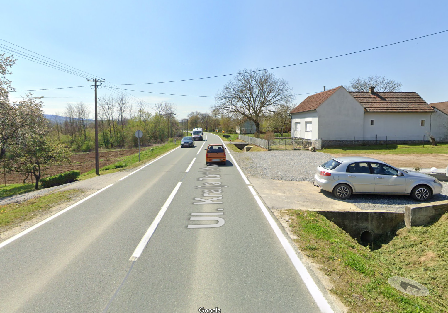 Dva vozača pijana skrivila nesreće: Jedan udario drugi auto, drugi završio u kanalu