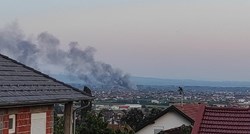 Gust i visok oblak dima iznad Slavonskog Broda. Gori drvna industrija