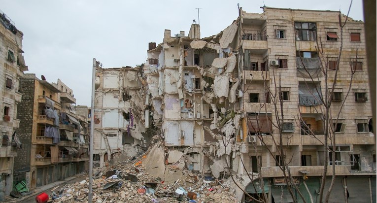 Urušila se zgrada u Siriji, najmanje 10 mrtvih. Većina stanara pod ruševinama