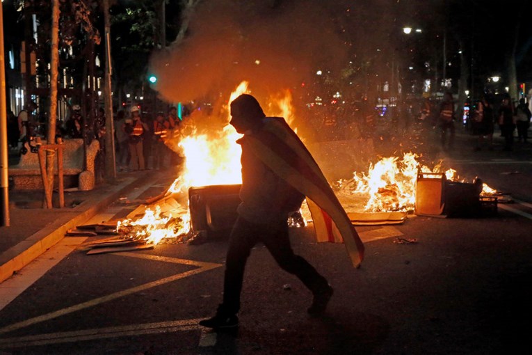 Na ulicama Barcelone 350.000 ljudi, nakon mirnog prosvjeda izbili neredi