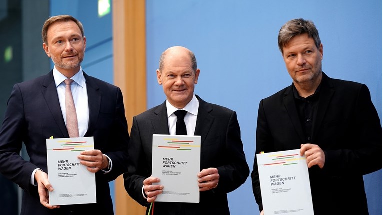 U Njemačkoj potpisan koalicijski ugovor prije primopredaje vlasti