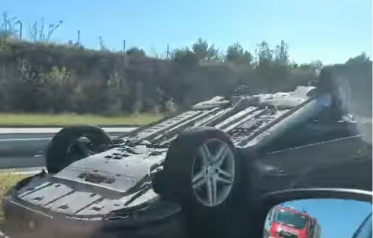 Nesreća na A1, auto na krovu, vatrogasci izvlačili ljude iz smrskanog vozila