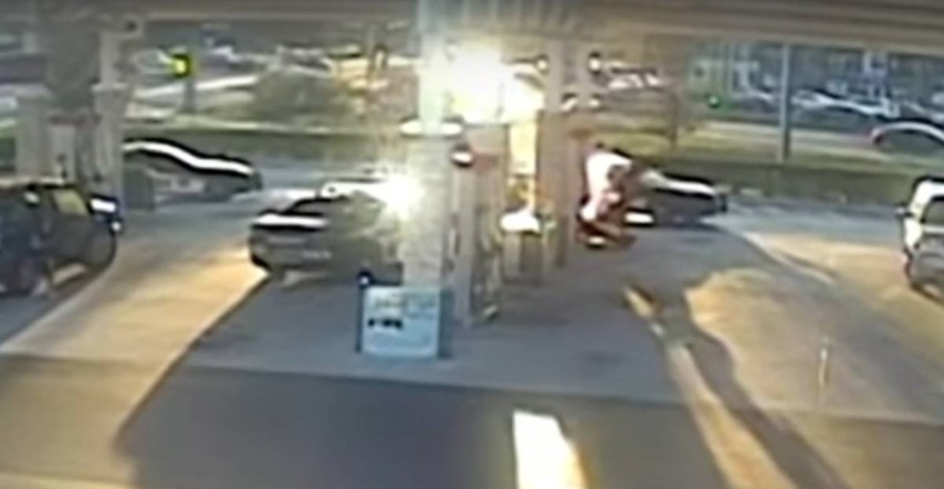 Policajac u SAD-u pucao elektrošokerom na čovjeka na benzinskoj: "Skuhao ga živog"