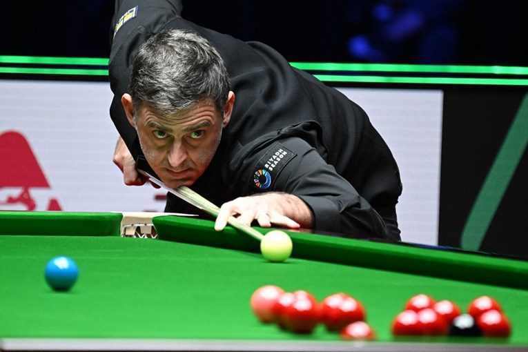 Bizarna situacija. O'Sullivana omeo logotip na prsluku pa je nakratko prekinuo meč