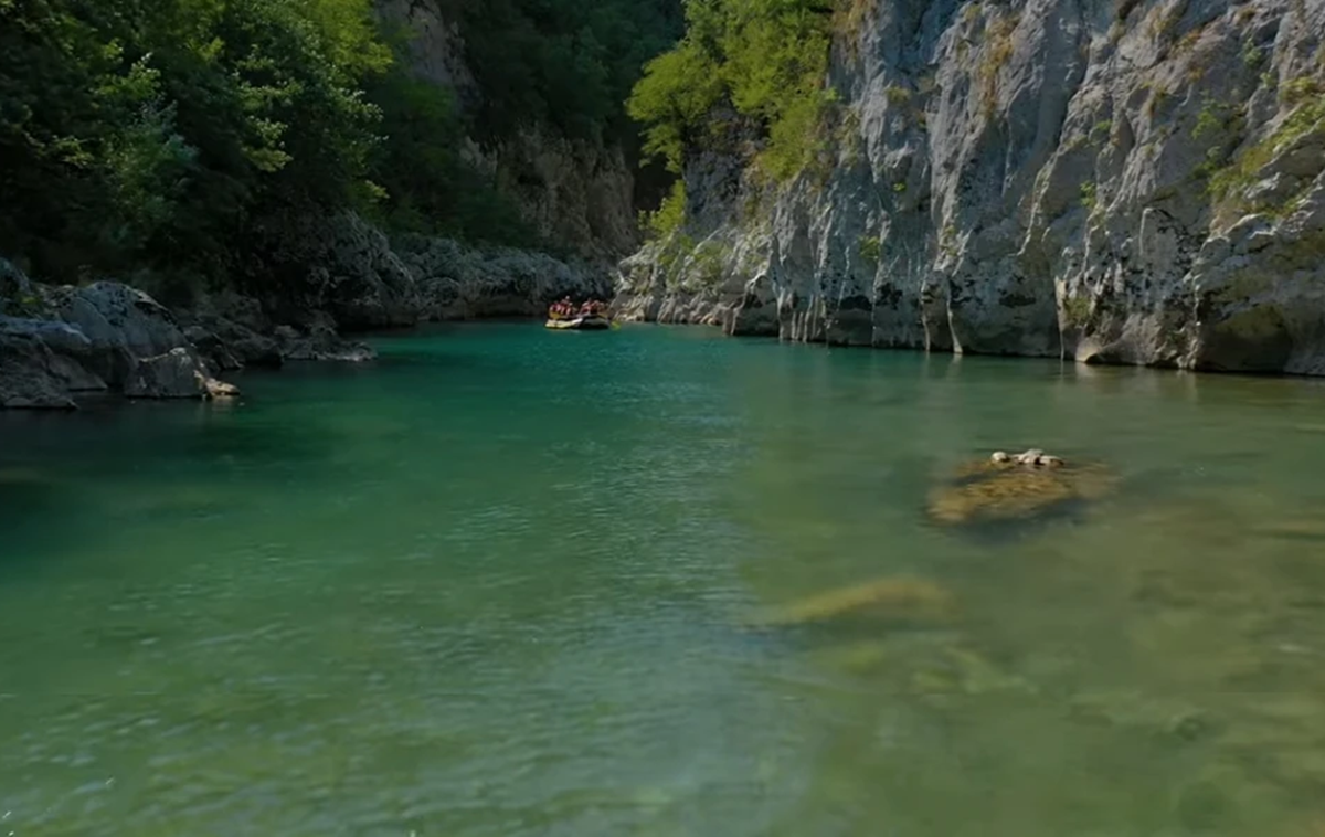 Tragedija na Neretvi u Hercegovini: Prevrnuo se rafting čamac, jedna osoba poginula