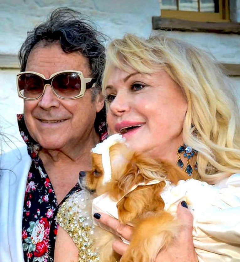 Ona "ikona desnice" što je sinoć poklonila portret Thompsonu je swinger 🤭