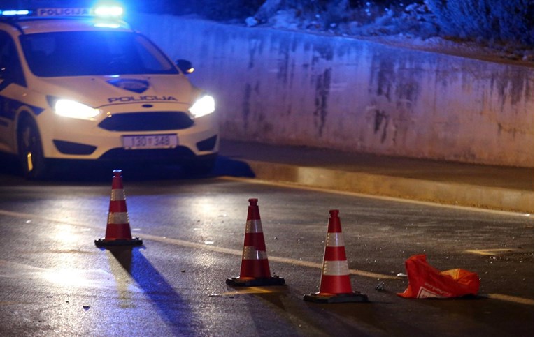 Pijani vozač u Karlovcu sletio u kanal, dvoje putnika iz auta se bori za život