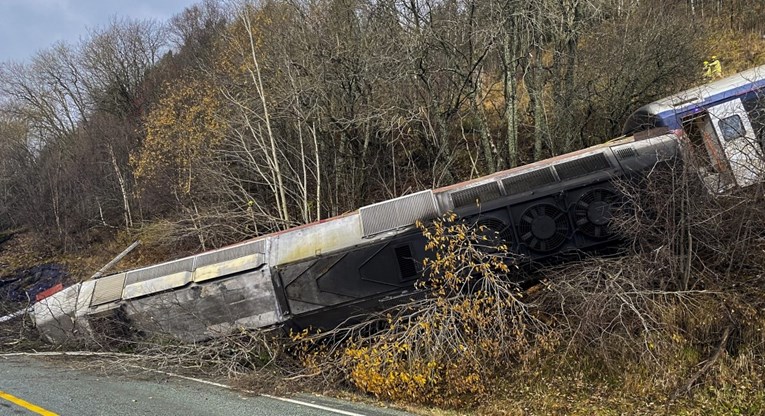 FOTO Vlak u Norveškoj iskočio iz tračnica. Jedna osoba poginula, četvero ozlijeđenih