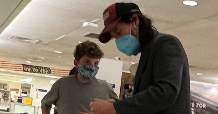Keanu Reeves na aerodromu razgovarao s obožavateljem, ljudi oduševljeni: "Legenda"