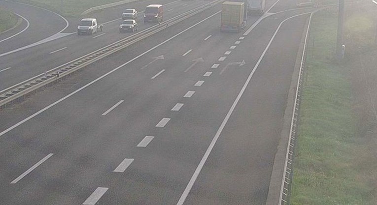 Mjestimice smanjena vidljivost zbog magle, predmet na kolniku na A3
