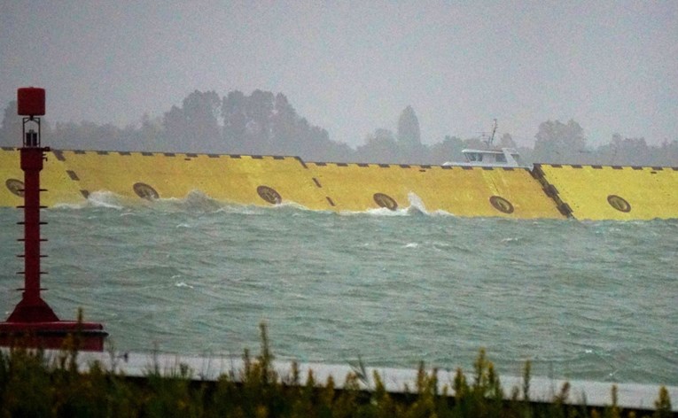 Venecija prvi put podigla nove protupoplavne barijere, strahuje od poplava