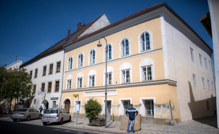 Austrija miče nacistička obilježja iz Hitlerove kuće, smislili su kako to napraviti