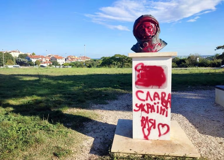 FOTO Netko je crvenom bojom pošarao bistu Gagarina u Puli, napisao "Slava Ukrajini"