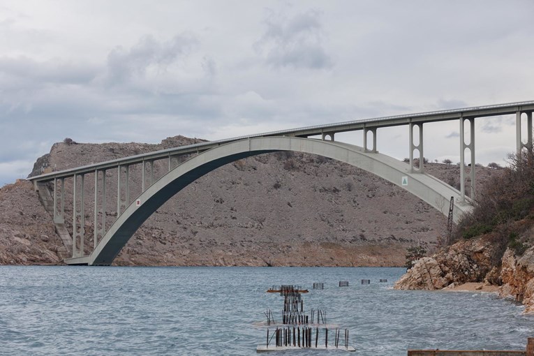 Na Krčkom mostu udar bure od 172 km/h. Vatrogasci prozvali vozača: "Ugrozio je sve"