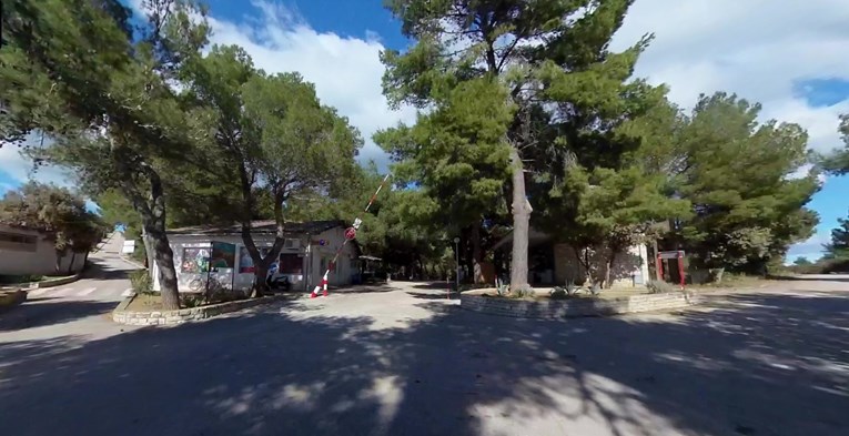 Inspektori htjeli zapečatiti kamp na Murteru koji radi na crno, spriječili ih lokalci