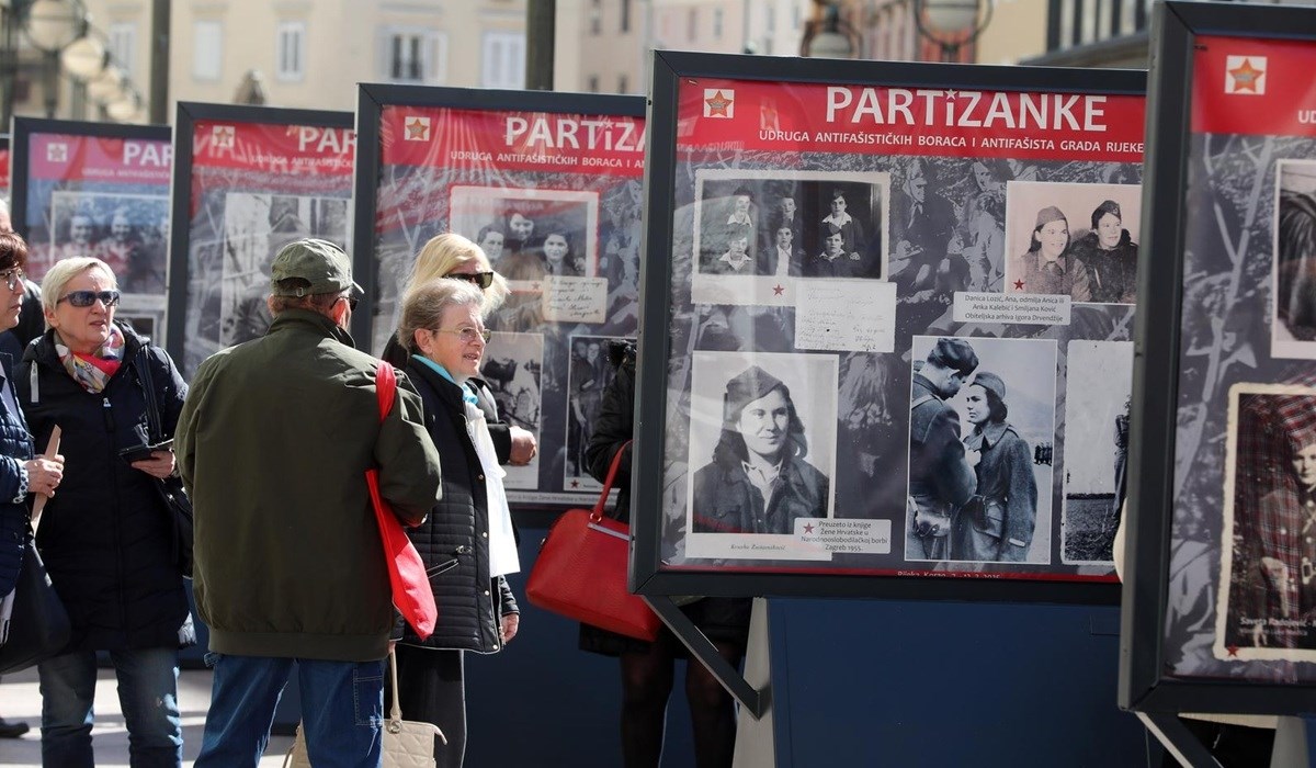 FOTO U centru Rijeke postavljena izložba o partizankama