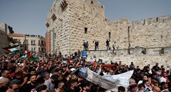 Palestinci bijesni, mlatili su ih dok su pokapali ubijenu novinarku Al Jazeere