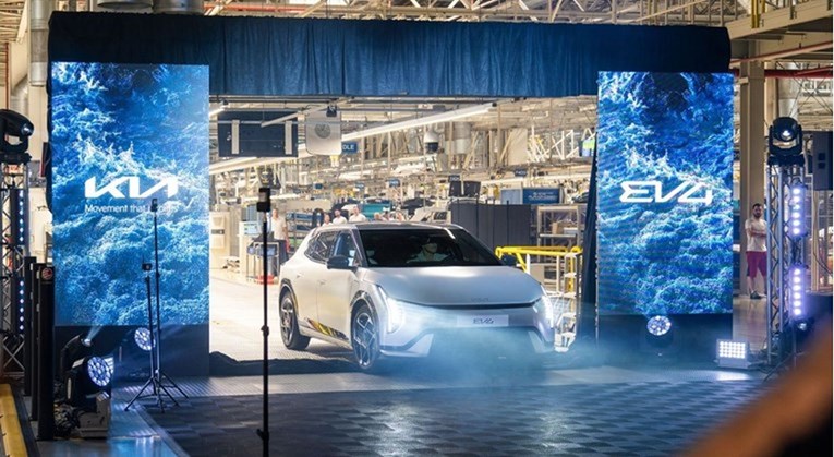 Finski uvoznik električnih auta dijeli kupcima osvježivač zraka s mirisom benzina