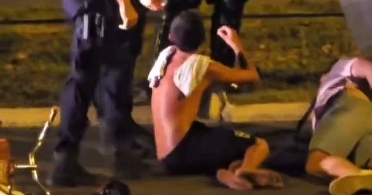 VIDEO Policija u Novom Sadu stavila lisice dječaku, on ih moli da ga puste