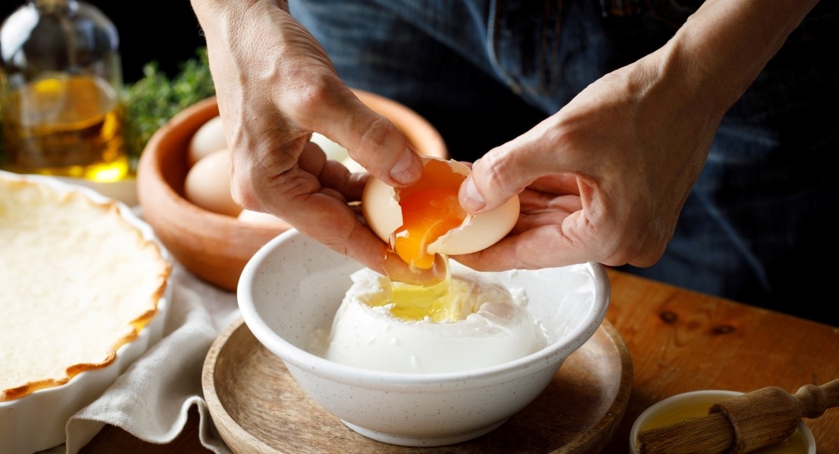 Evo zašto jaja moraju biti sobne temperature kada pečete neke kolače