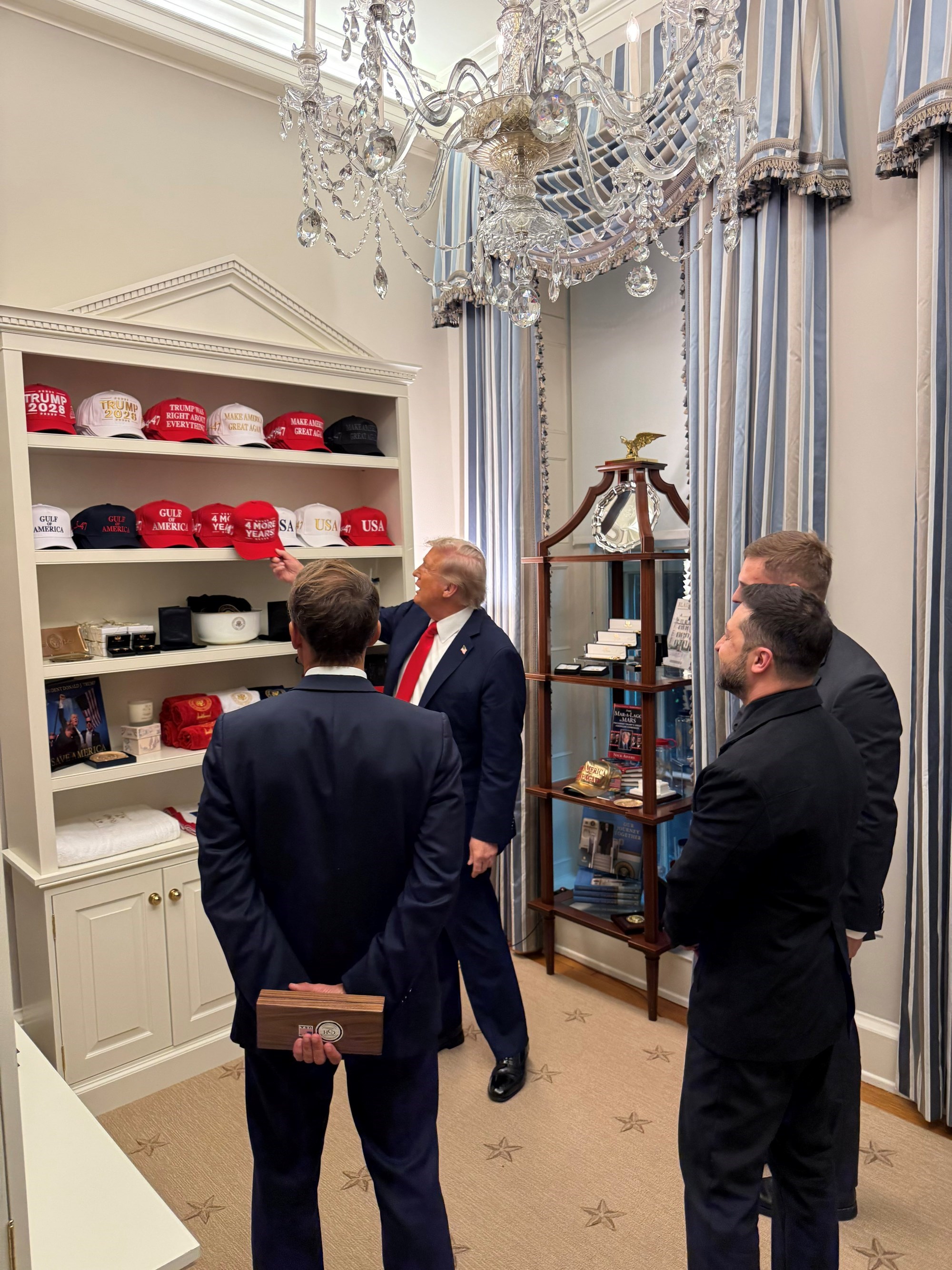 Ljudi se ne mogu načuditi koliko Trump ima MAGA kapa, krenule sprdnje