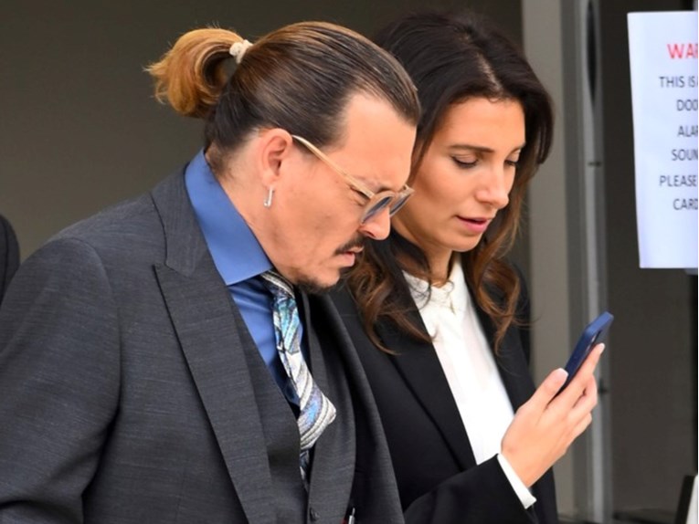 "Klasične veze nisu za njega": Johnny Depp prekinuo s odvjetnicom Joelle Rich?