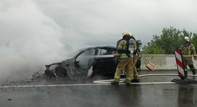 Zapalio se BMW na autoputu kod Karlovca, pogledajte fotografije