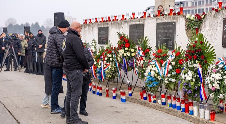 Nakon pada Vukovara u Borovu bilo 800 civila i ranjenika. Srbi ih gađali tenkovima