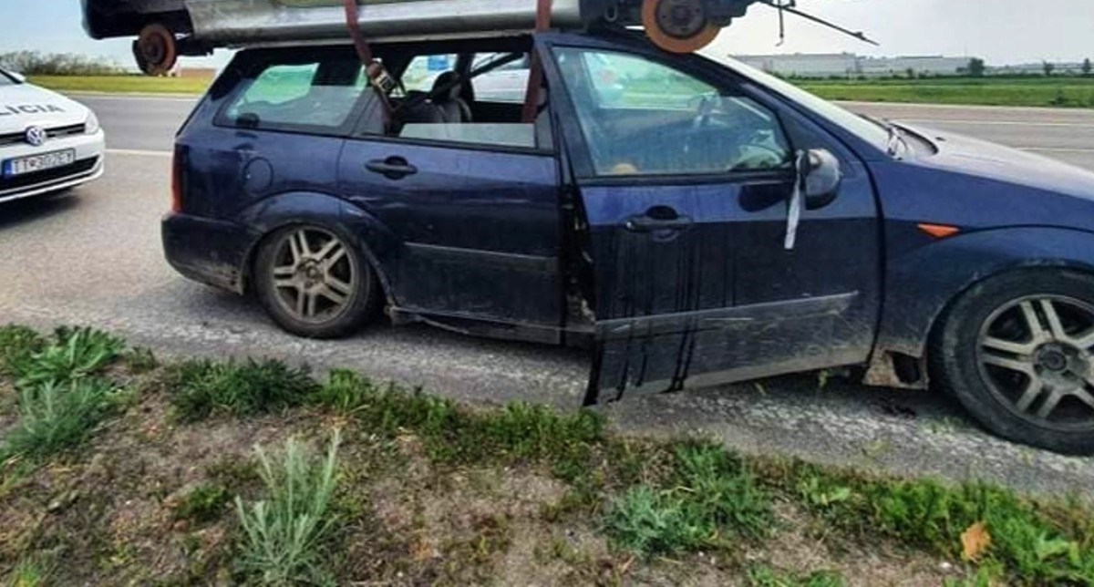 Policajci nisu mogli vjerovati što vozi na krovu Forda. Isključili su ga iz prometa