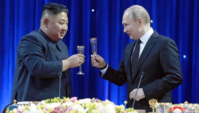 SAD: Rusija namjerava Sjevernoj Koreji ponuditi hranu u zamjenu za streljivo