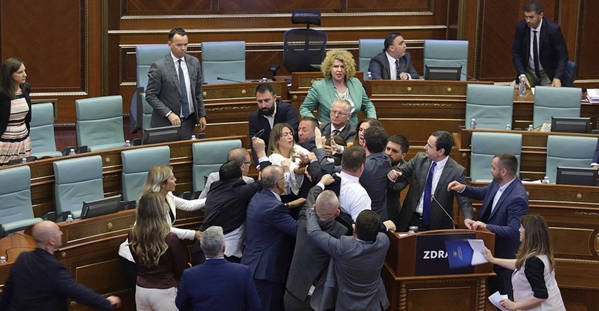 VIDEO Izbila tučnjava u kosovskom parlamentu, zastupnik polio Kurtija vodom