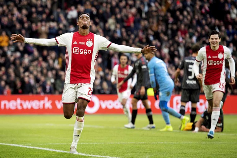 AJAX - PSV 1:0 Ajax se u derbiju odvojio na vrhu