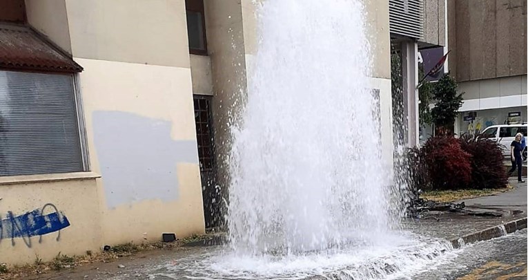 FOTO Lexusom se u zagrebačkoj Dubravi zabio u hidrant, voda šikljala u zrak