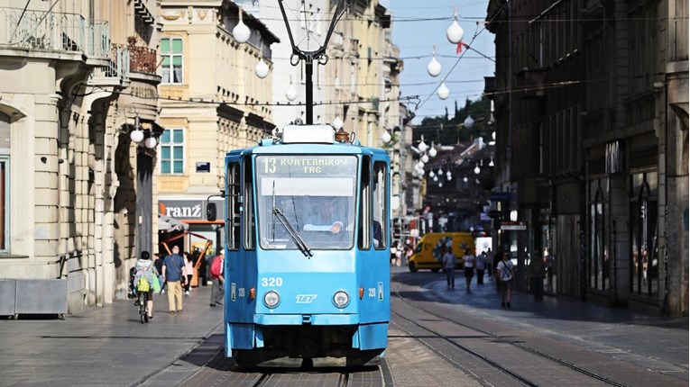 Ljudi se žale na vrućine u tramvajima. ZET: Molimo putnike za razumijevanje