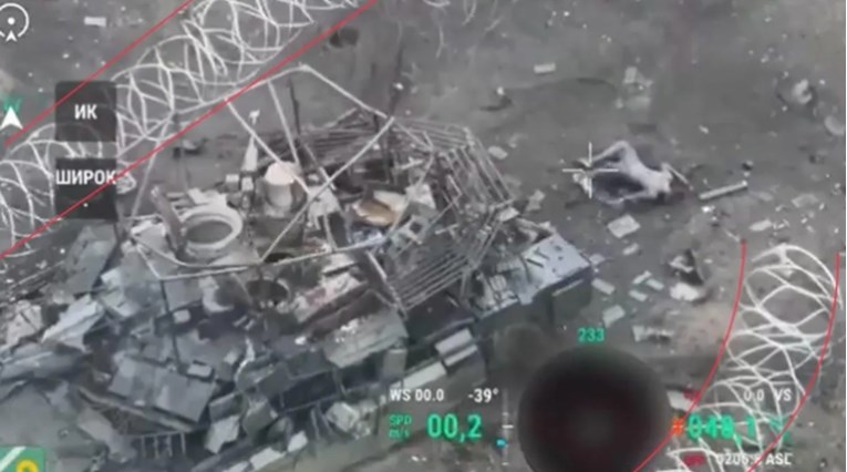 Ruski tenk razorio je ukrajinsku obranu od žice. U pomoć je stigao robot