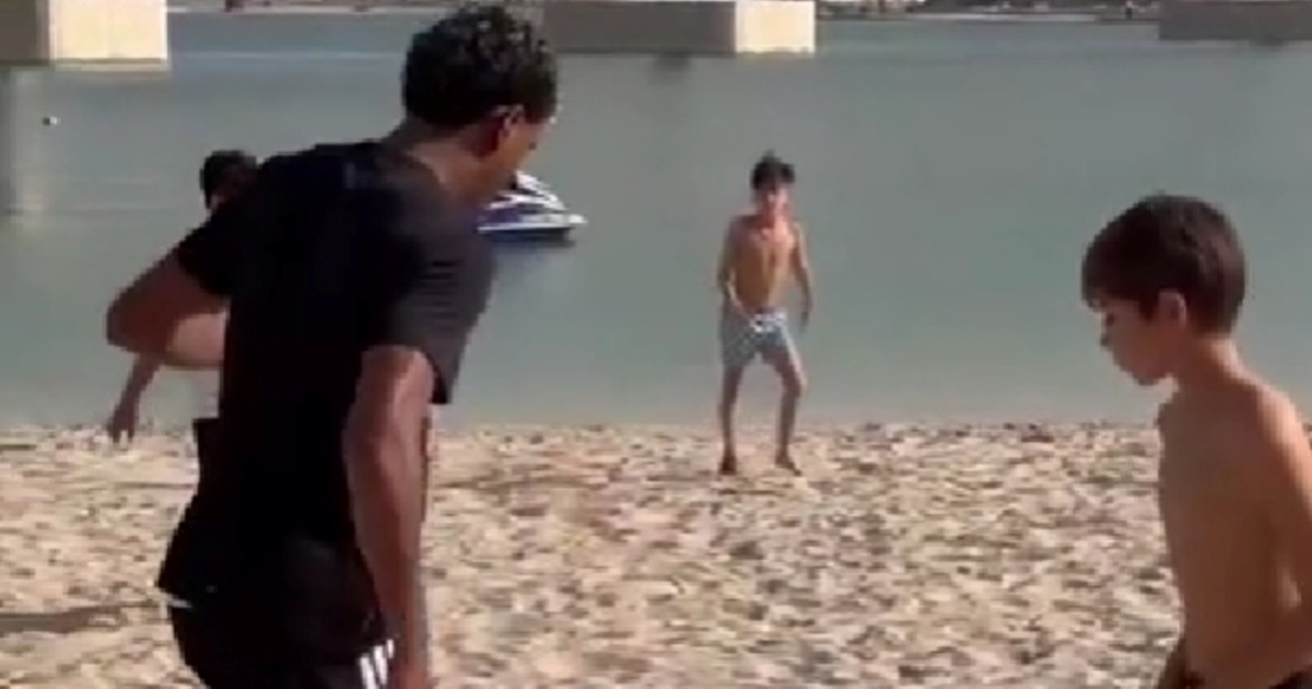 VIDEO Yamal došao na plažu u Dubaiju i zaigrao nogomet s djecom