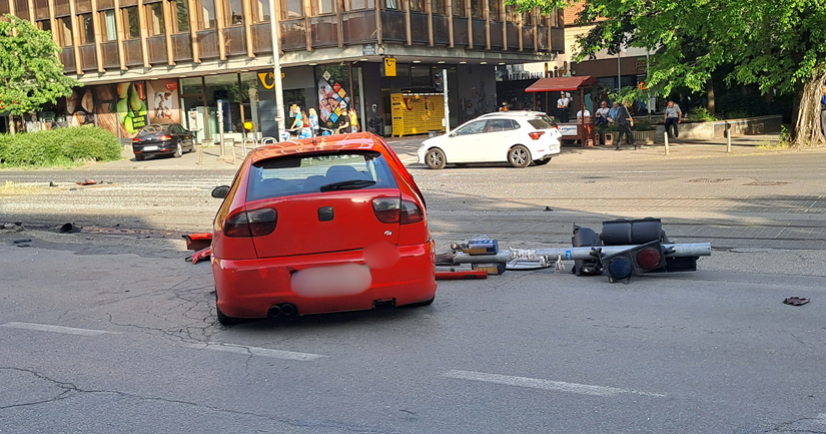 FOTO Autom se zabio u ogradu tramvajske stanice u Zagrebu