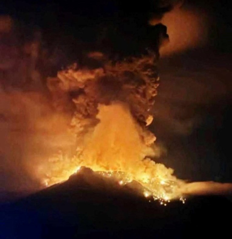 Eruptirao indonezijski Vulkan, evakuirali ljude. Pogledajte snimke