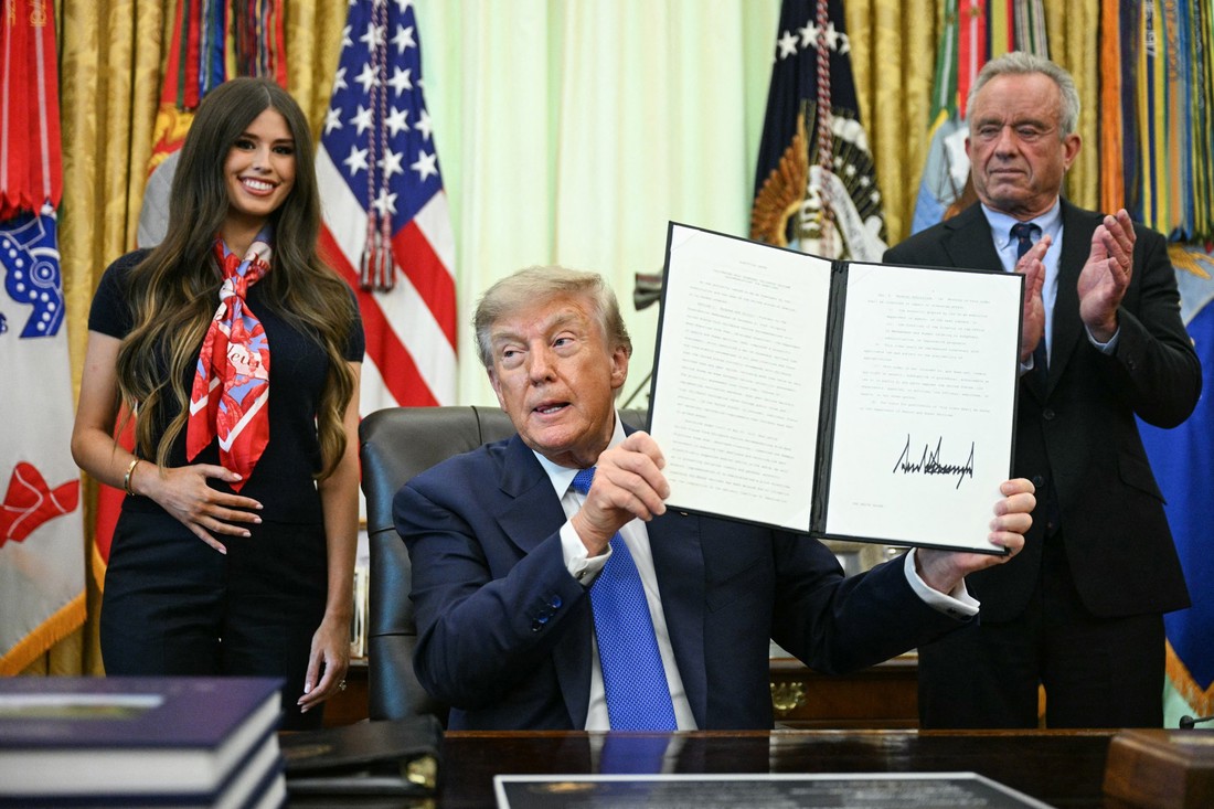 Djevojka iza leđa Donalda Trumpa zaludjela internet. Otkriveno tko je ona