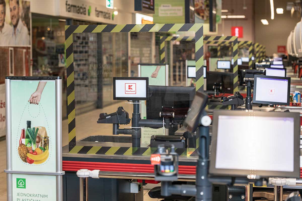 Kaufland na blagajne stavio zaštitne pregrade, Konzum ograničio kupnju kvasca